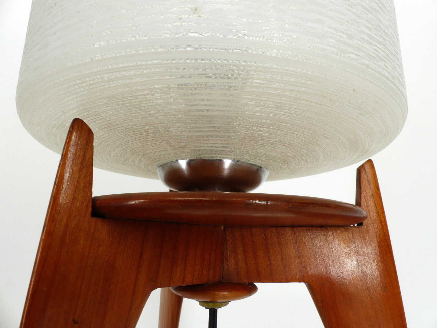 Lampe de table vintage tripode bois et verre 1950 France