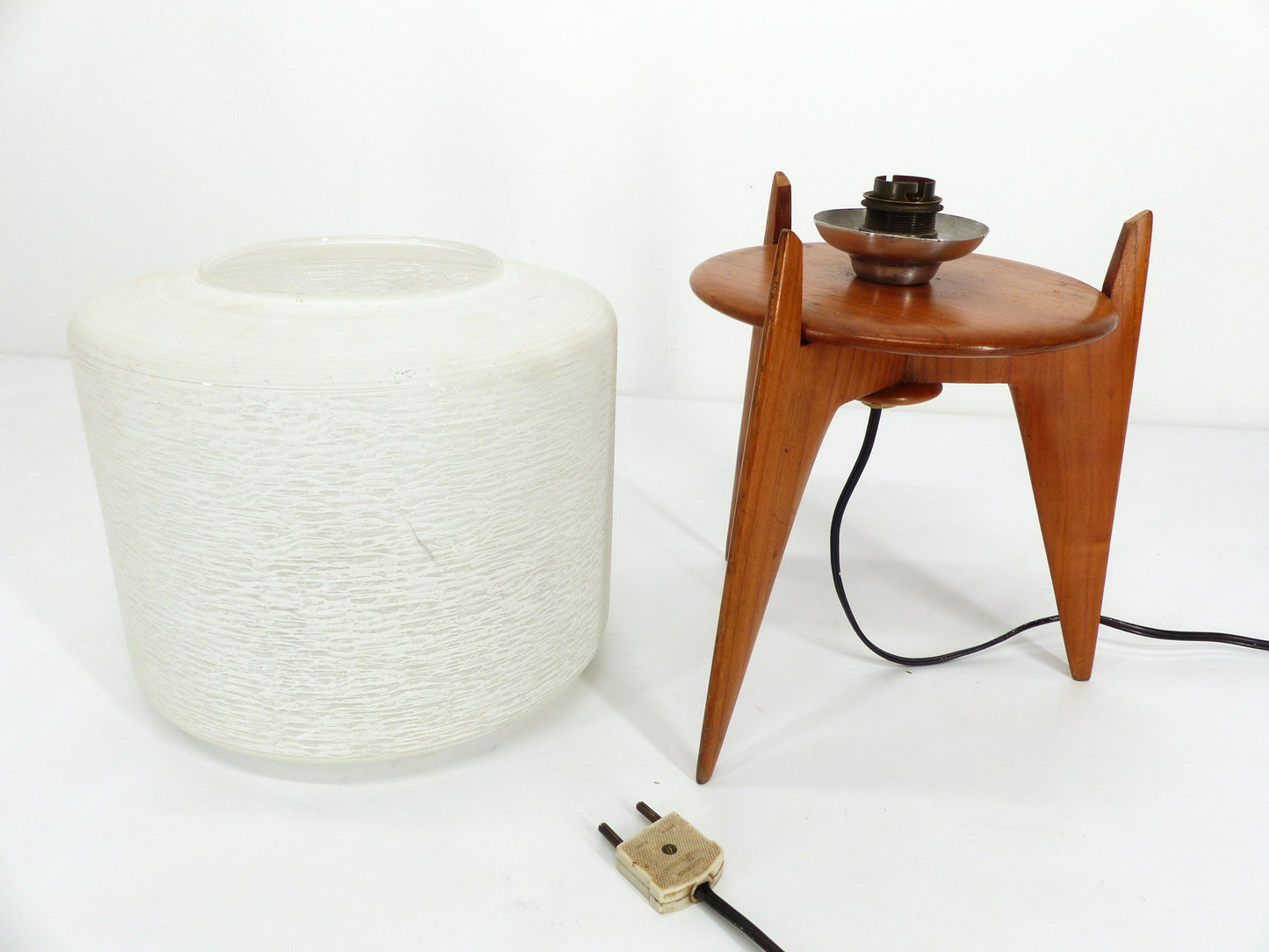 Lampe de table vintage tripode bois et verre 1950 France