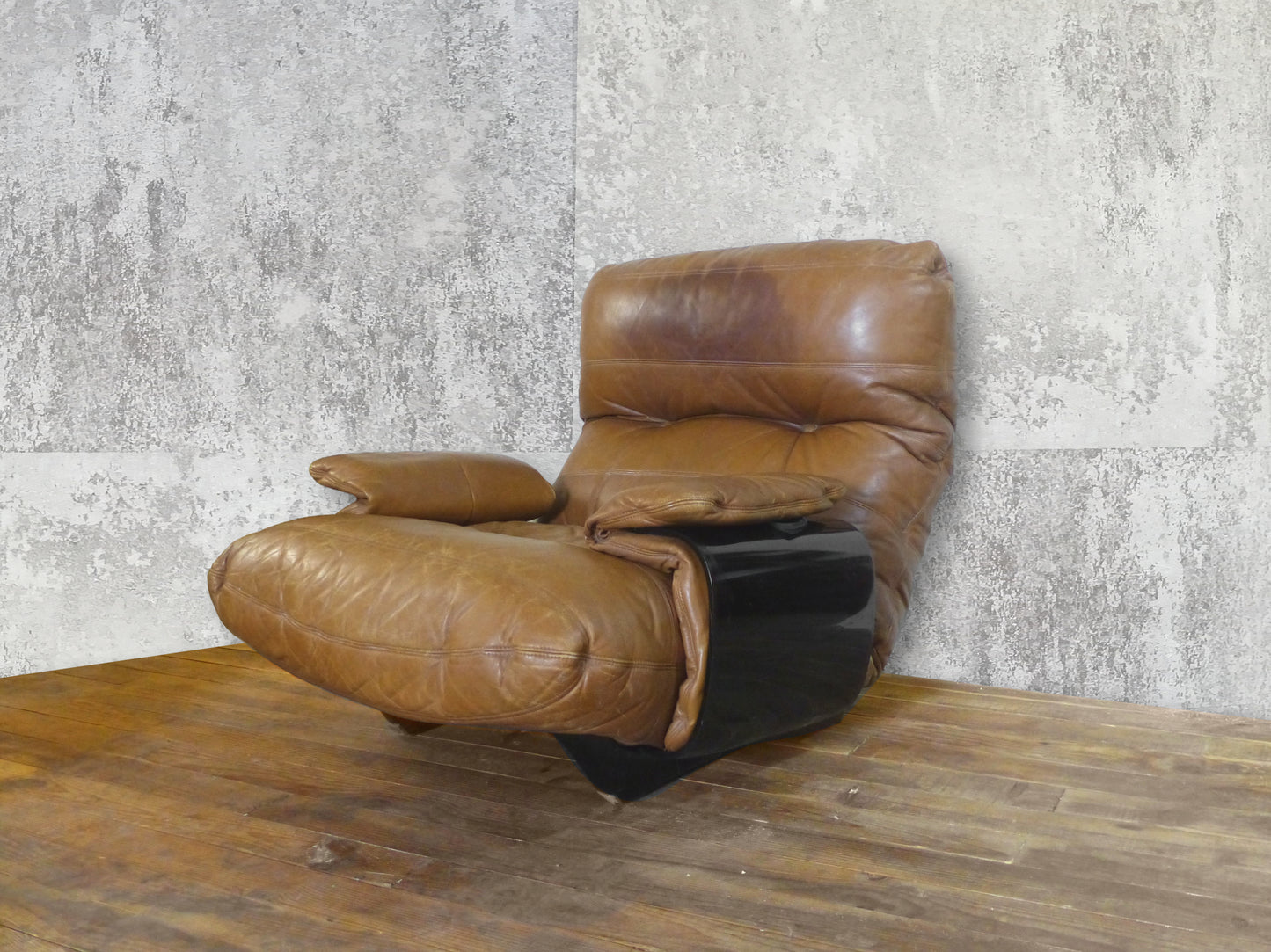 FAUTEUIL EN CUIR MARSALA PAR MICHEL DUCAROY POUR LIGNE ROSET 1970