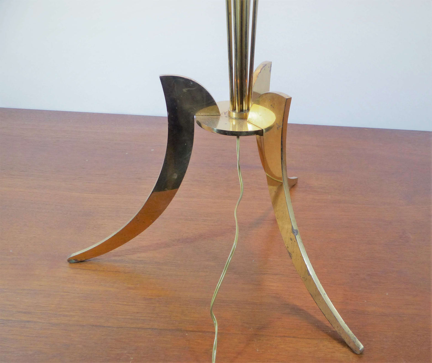 Grande lampe de table tripode en laiton doré 1960 style Maison Jansen