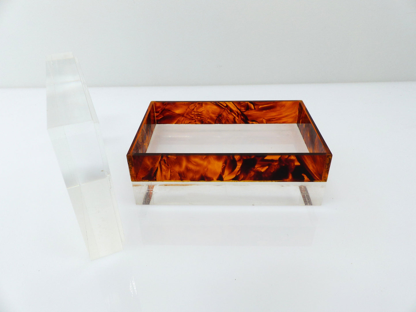 Boîte en plexiglass lucite bicolore, design Philippe Cheverny, édition Kit Design 1970