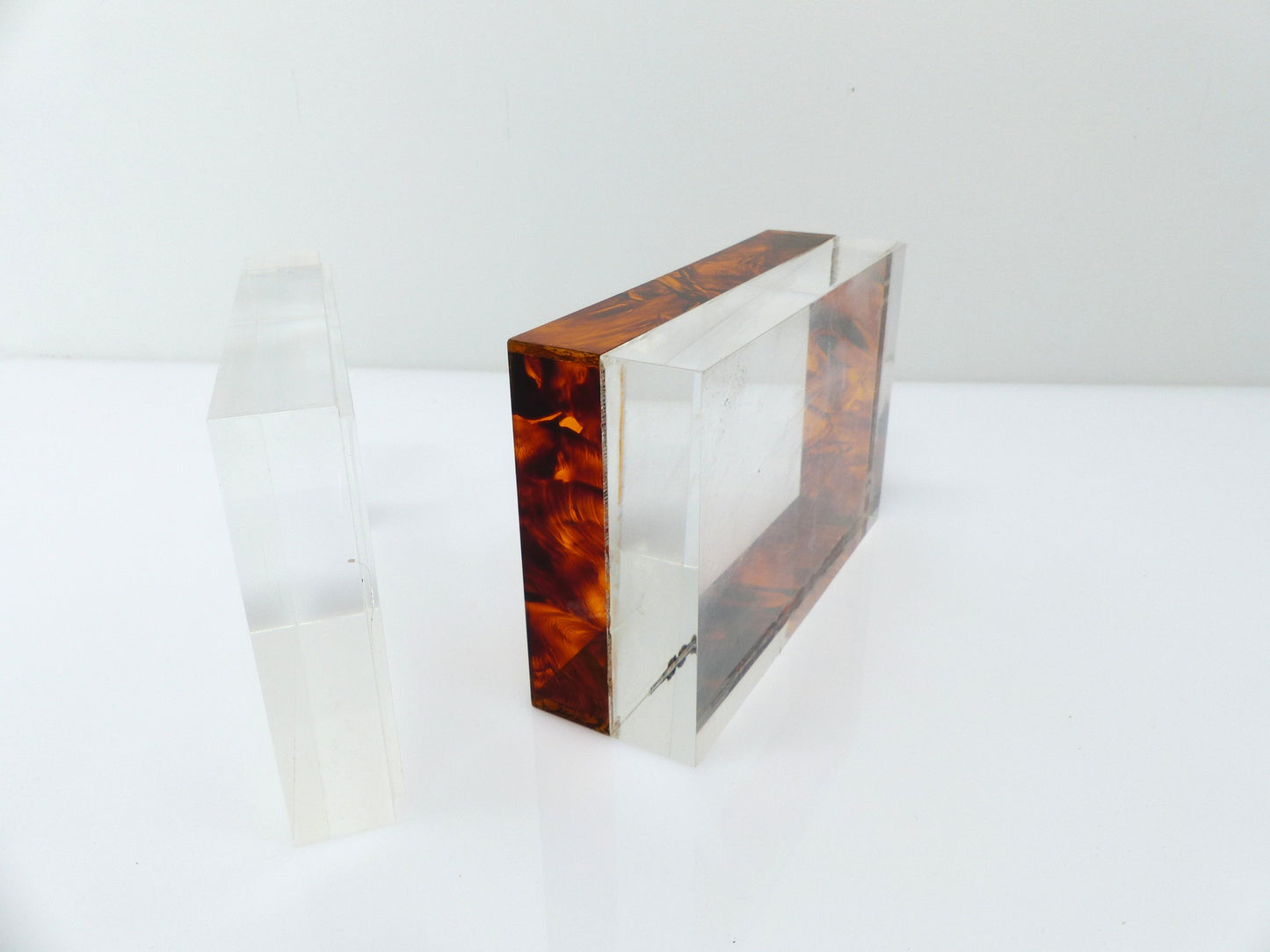 Boîte en plexiglass lucite bicolore, design Philippe Cheverny, édition Kit Design 1970