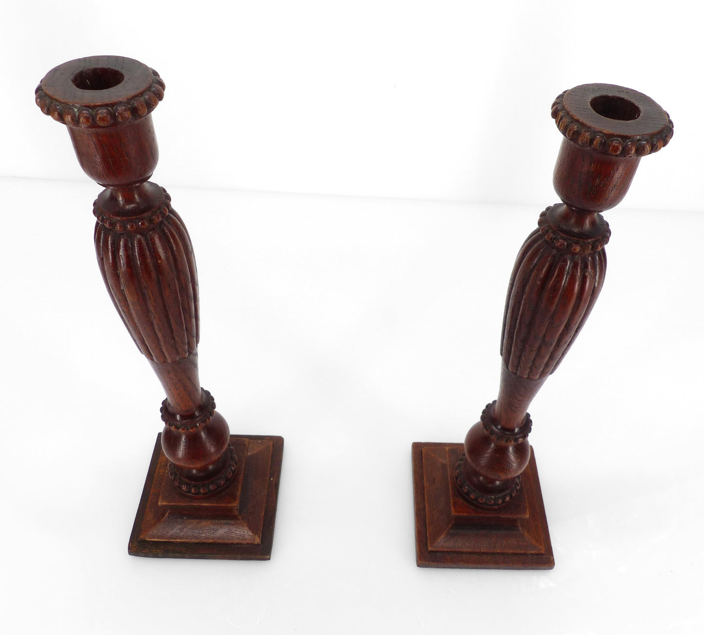 Paire de bougeoirs néoclassiques en bois tourné et sculpté, France, vers 1950