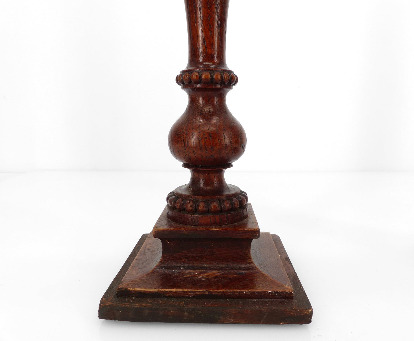 Paire de bougeoirs néoclassiques en bois tourné et sculpté, France, vers 1950