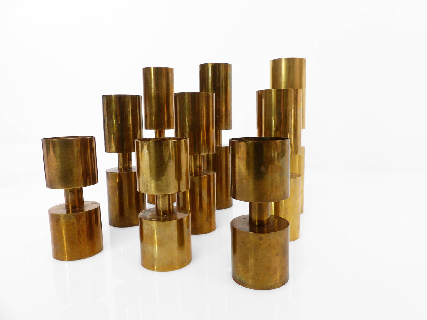Suite de 9 bougeoirs scandinaves en laiton massif Zoéga, Suède, 1976