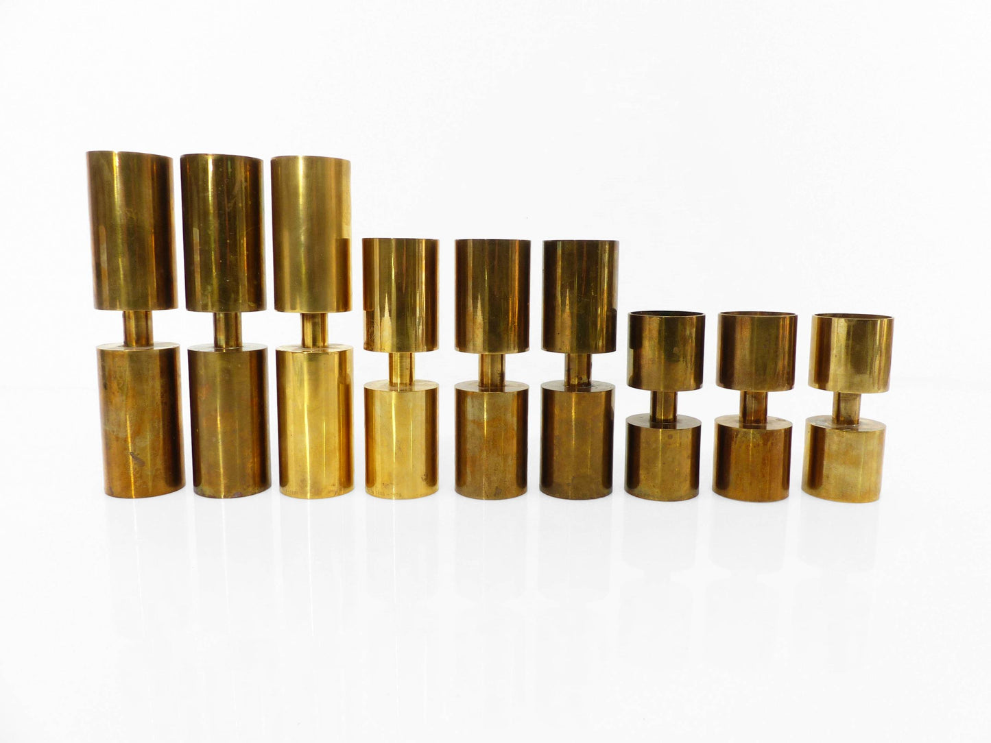 Suite de 9 bougeoirs scandinaves en laiton massif Zoéga, Suède, 1976