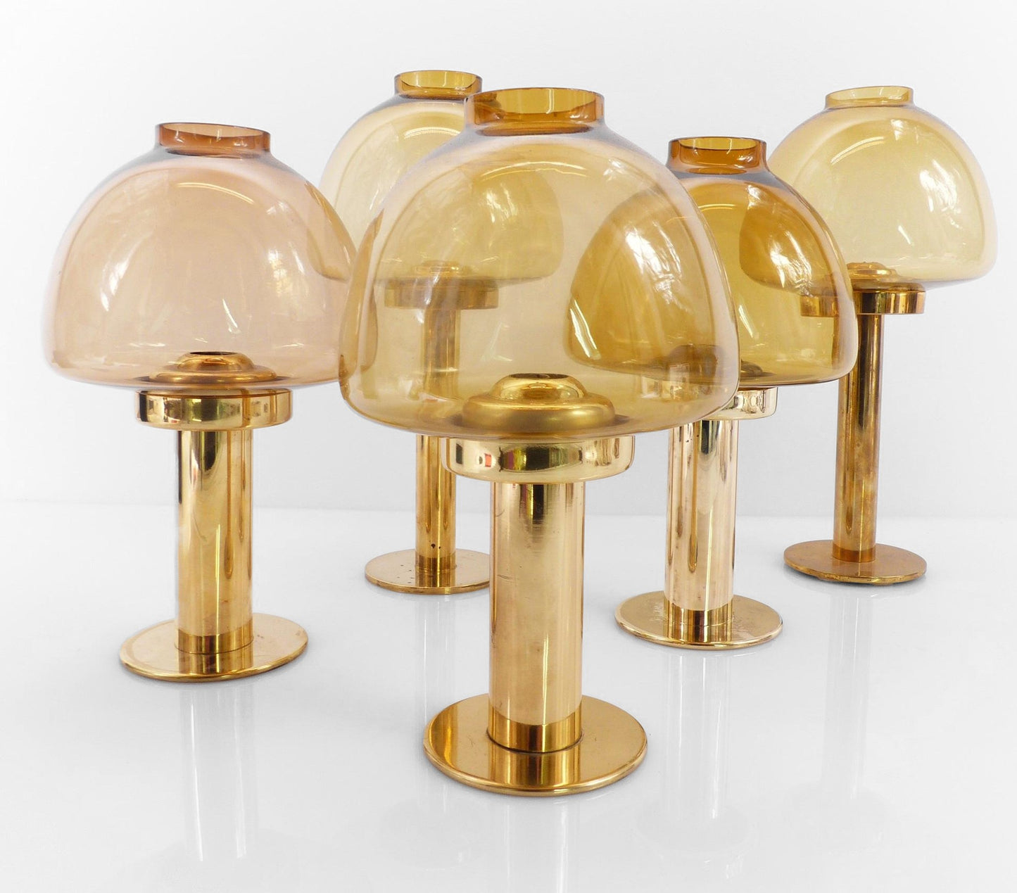 Set de 5 bougeoirs Claudia par Hans-Agne Jakobsson, laiton et verre ambré, Suède, circa 1960 – Set of 5 Claudia candle holders by Hans-Agne Jakobsson, brass and amber glass, Sweden, circa 1960