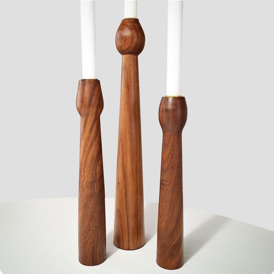 3 bougeoirs scandinaves en bois de teck avec inserts en laiton, Danemark, années 1960