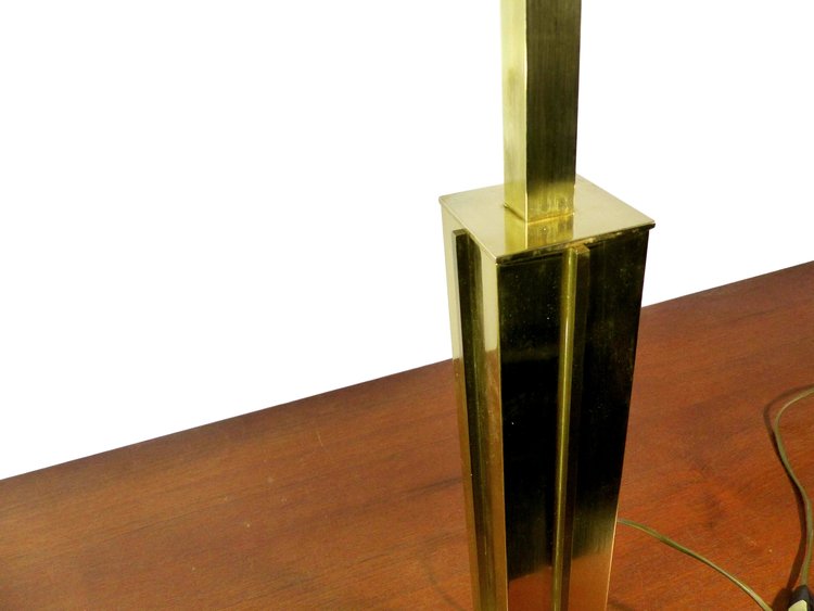 LAMPE DE TABLE À FÛT CARRÉ EN LAITON DORÉ – 1970