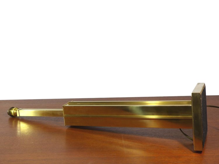 LAMPE DE TABLE À FÛT CARRÉ EN LAITON DORÉ – 1970