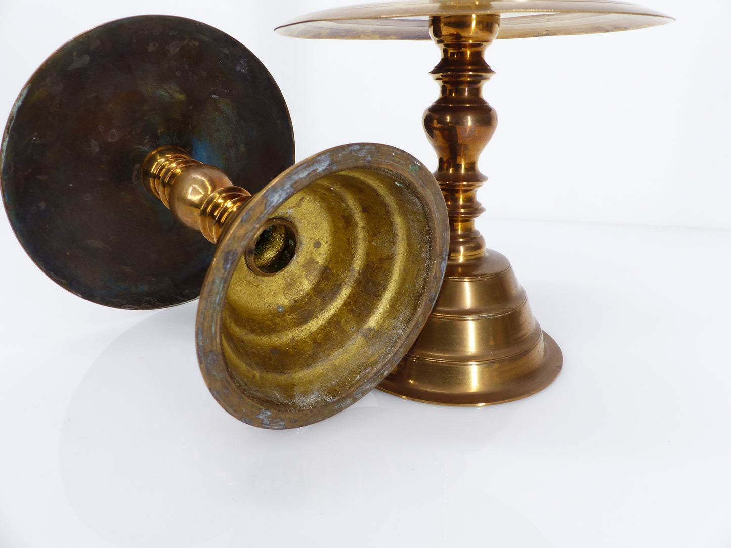 Paire de chandeliers d’autel en laiton, Vietnam, XXe siècle