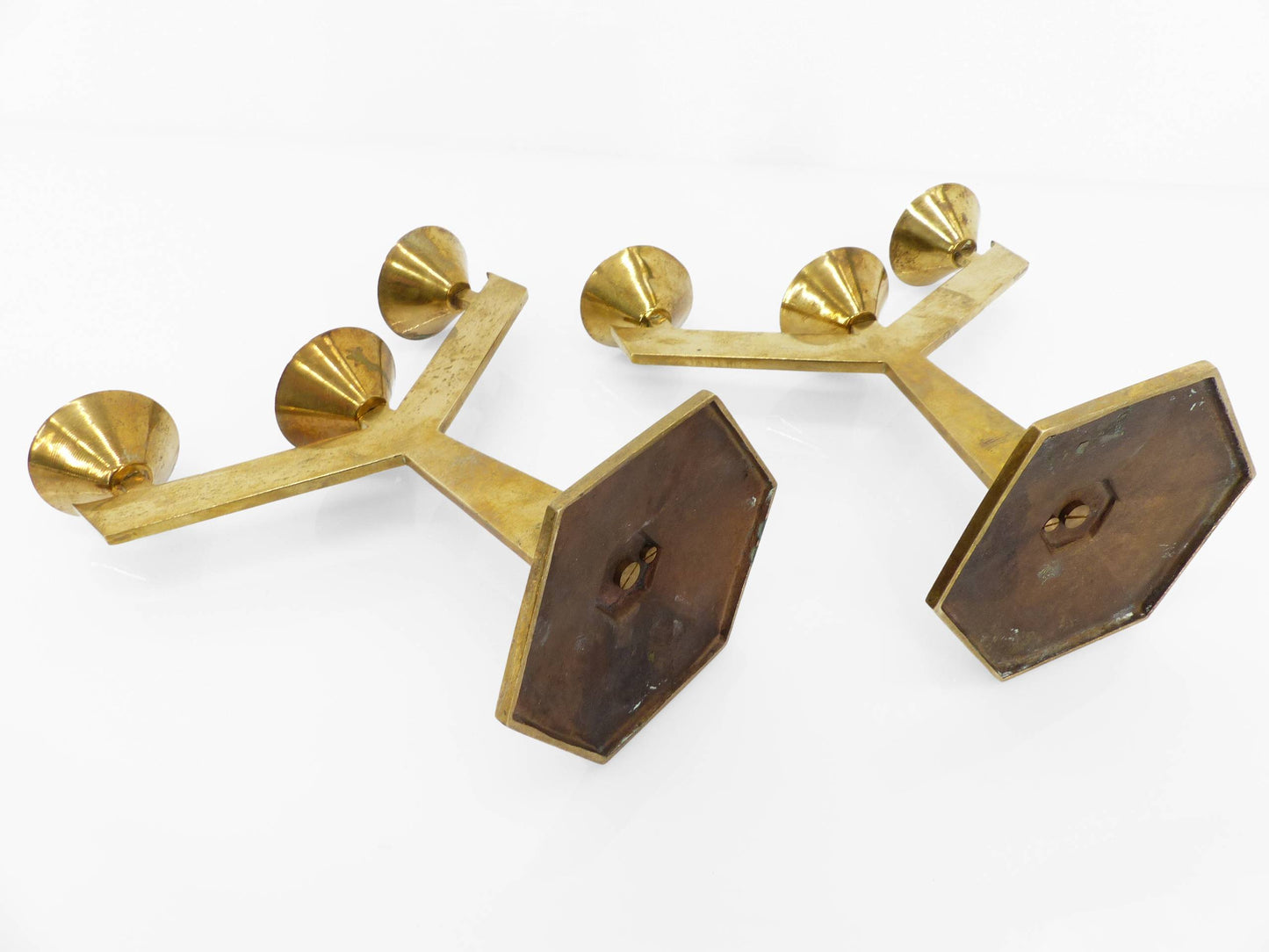 Paire de chandeliers modernistes à trois bras en laiton massif, circa 1960