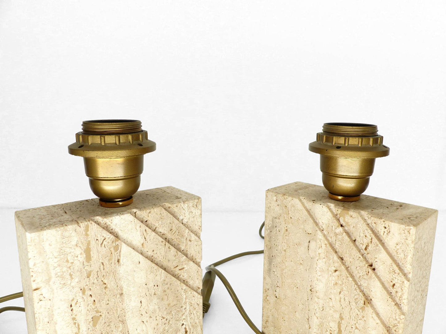 Paire de lampes de table en travertin massif à décor incisé, production française, circa 1970–1980