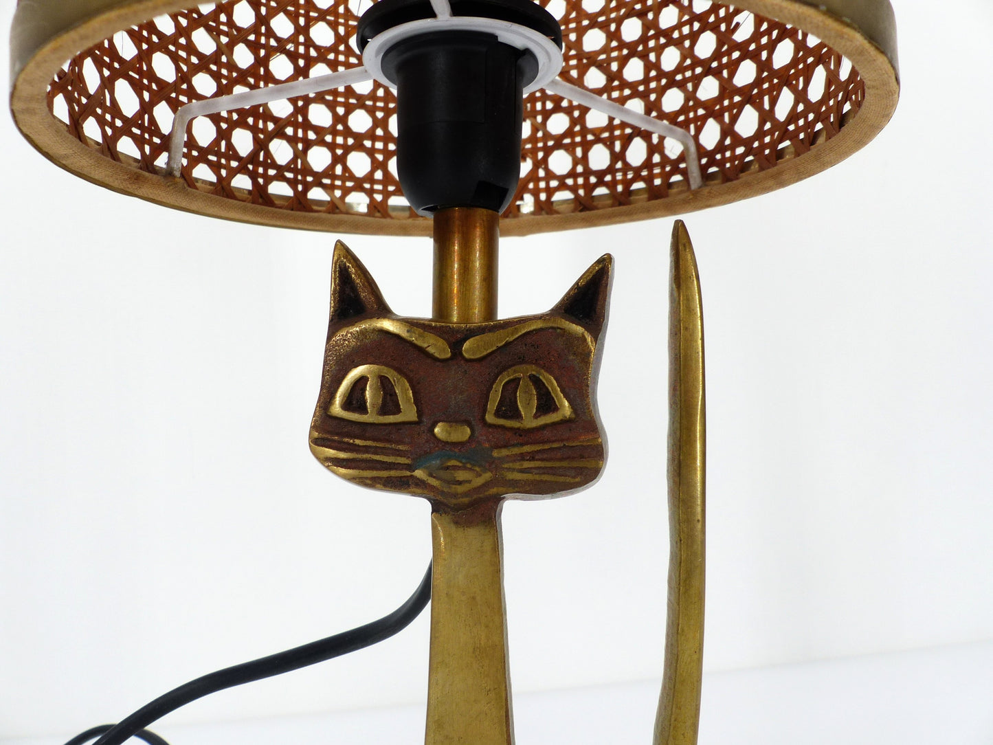 Lampe de table vintage chat en laiton doré et abat-jour en cannage
