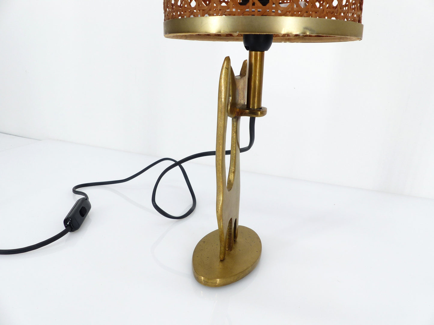 Lampe de table vintage chat en laiton doré et abat-jour en cannage