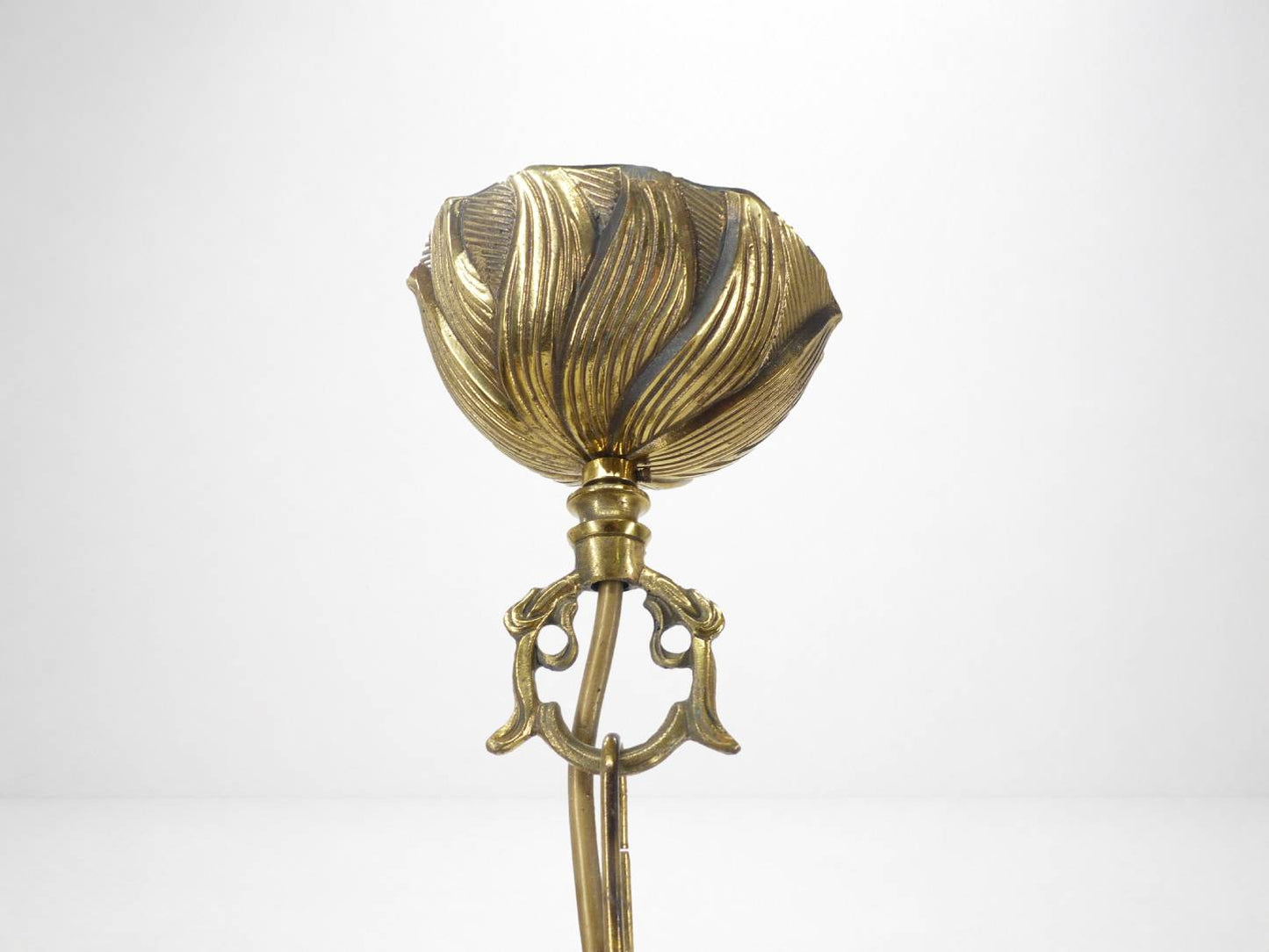 Lustre à 3 bras en laiton doré, motifs feuillages et volutes, style Art Déco, circa 1950