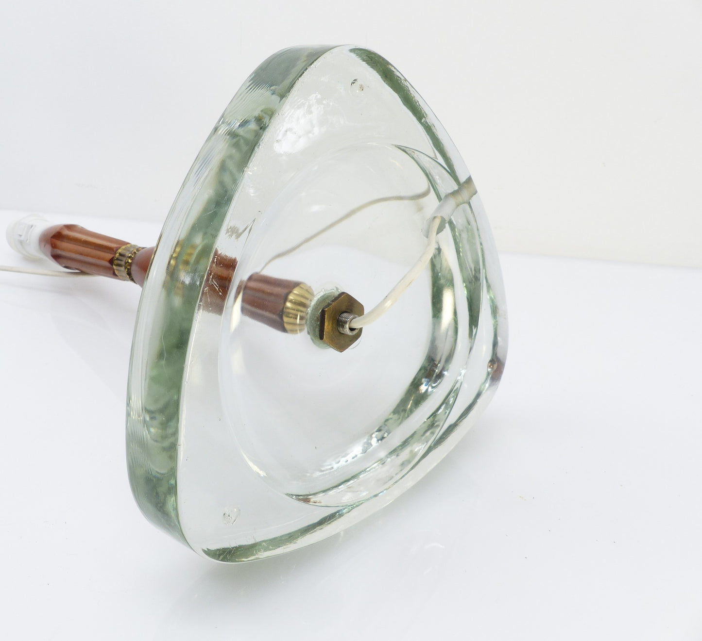 Lampe de table scandinave en verre aqua, bois et laiton – attribuée à Nybro Armaturfabrik, Suède, années 1960