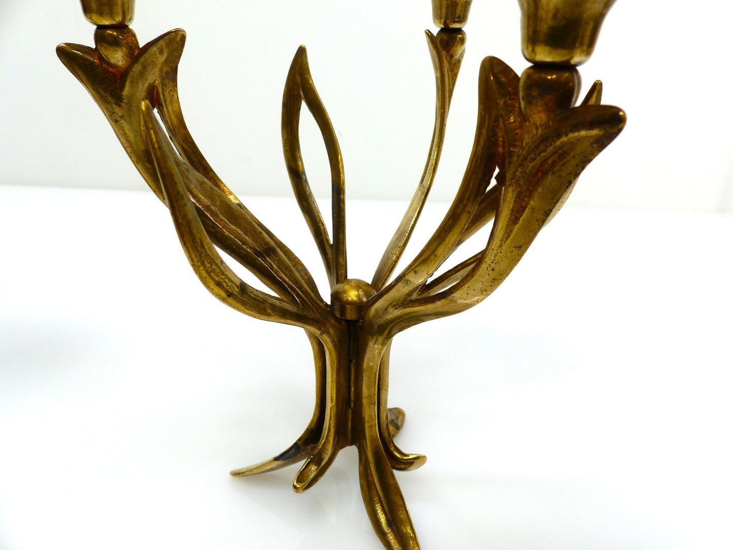 Paire de chandeliers tripodes à trois feux en laiton, décor floral organique, circa 1960–1970