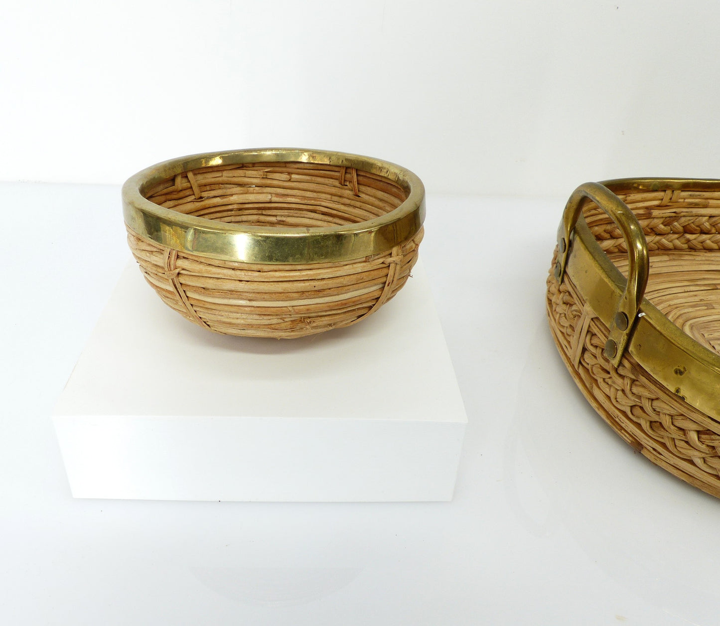 Panier et bol en rotin et laiton dans le goût de Gabriela Crespi, Italie 1960-1970