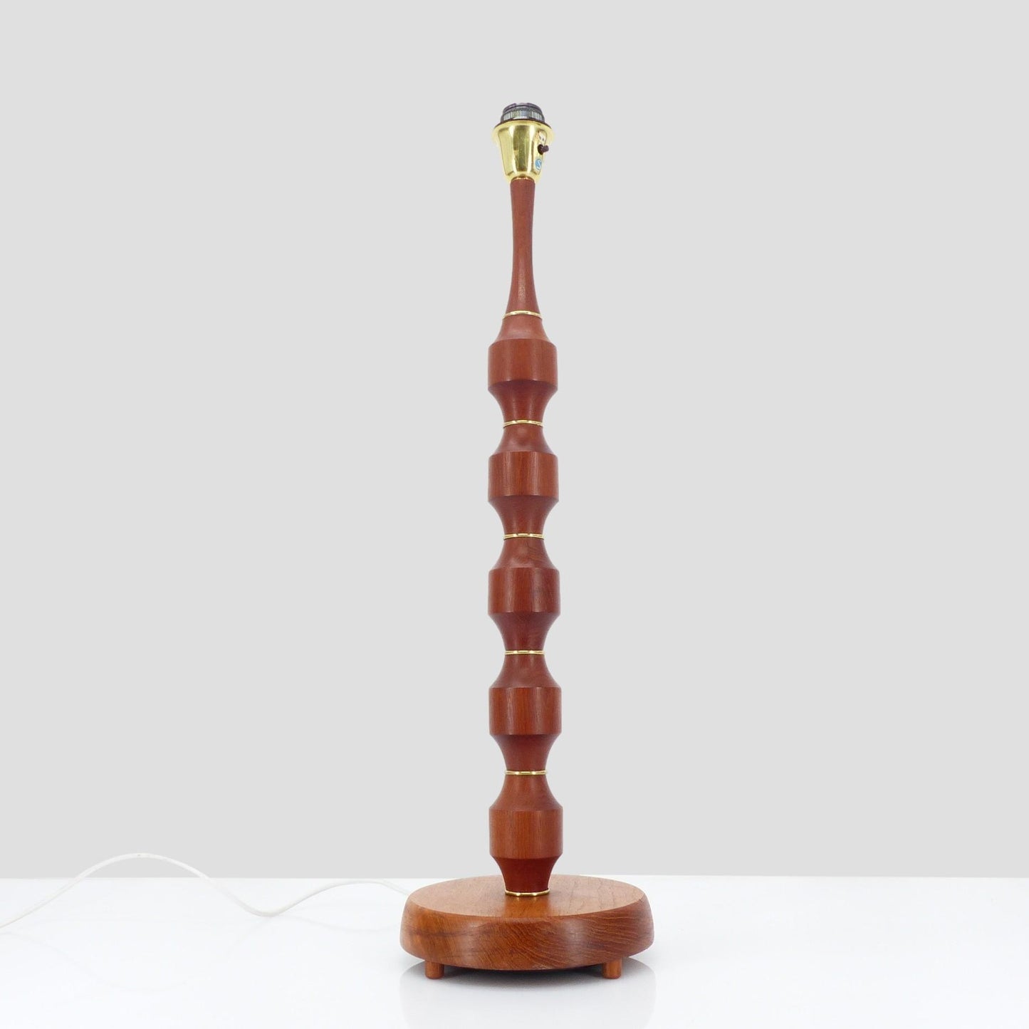 Pied de lampe scandinave en teck tourné avec détails en laiton, Möllers Armaturfabrik, circa 1960