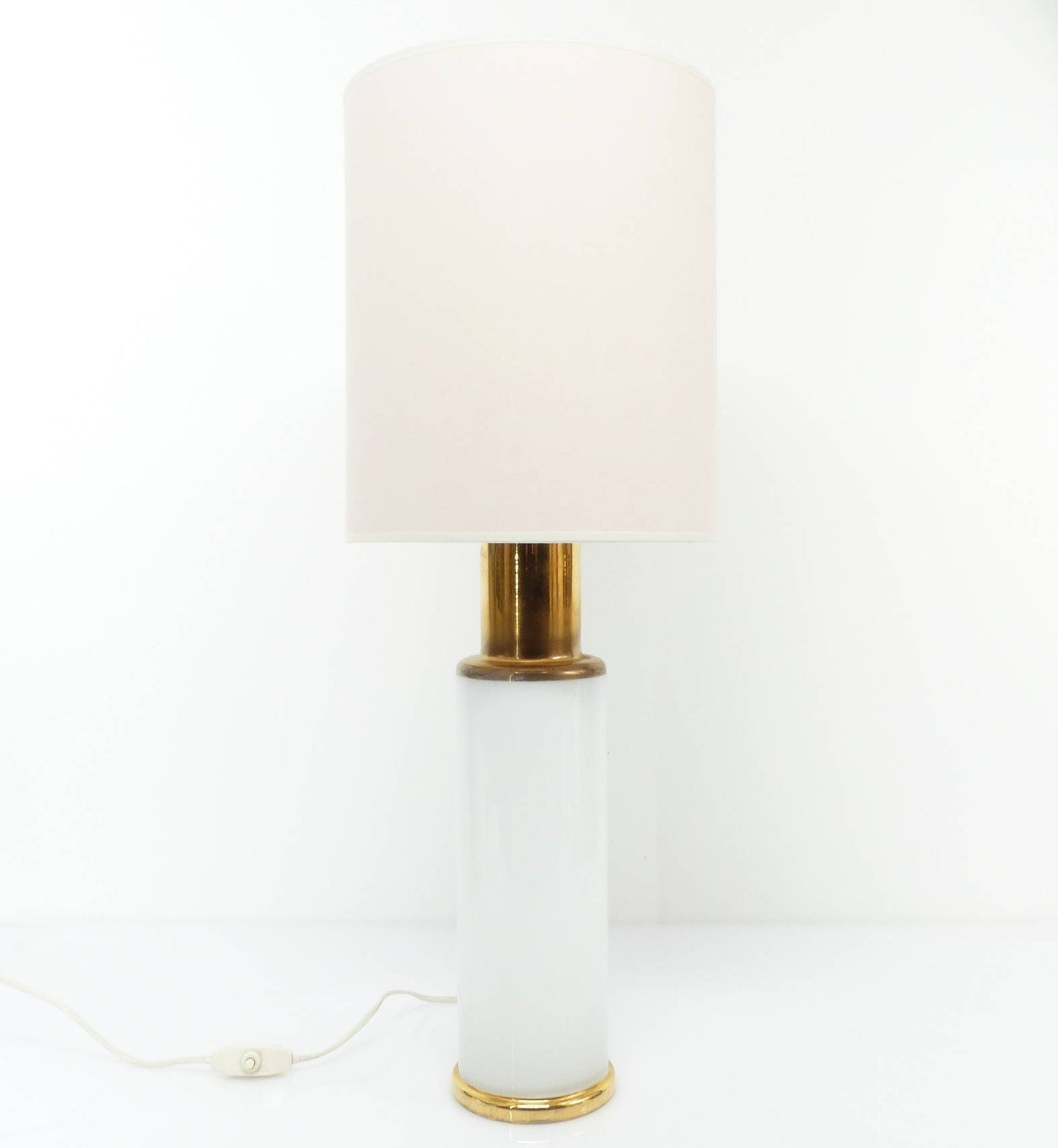 Pied de lampe en verre opalin blanc par Uno & Östen Kristiansson pour Luxus, Suède, circa 1970.