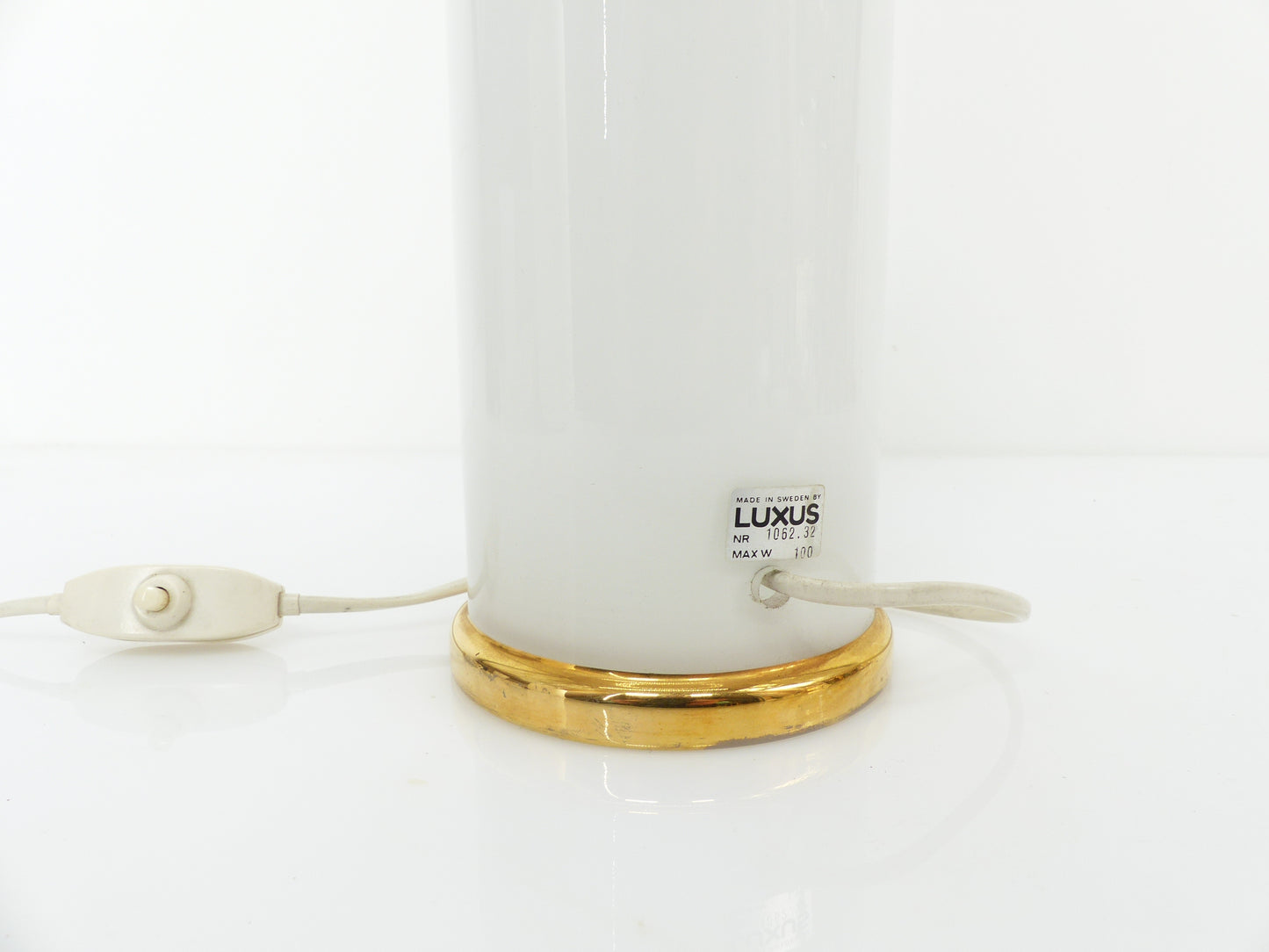 Pied de lampe en verre opalin blanc, Uno & Östen Kristiansson pour Luxus Suède 1970