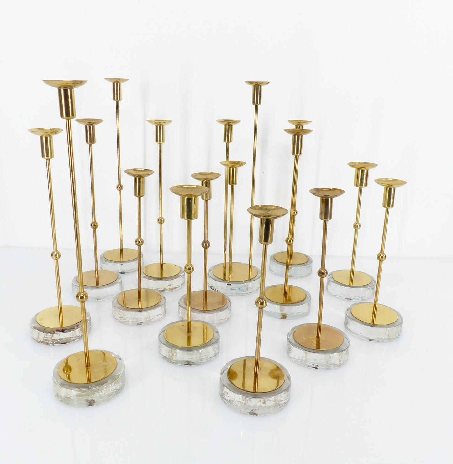 Set de 15 bougeoirs scandinaves en laiton et verre, Gunnar Ander, Ystad Metall, Suède 1960
