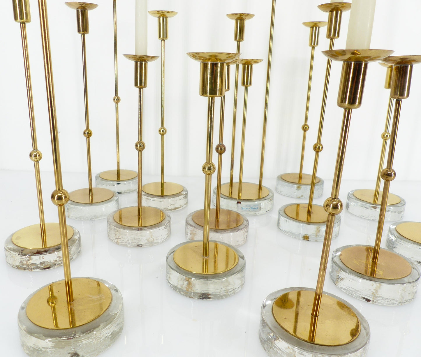 Set de 15 bougeoirs scandinaves en laiton et verre, Gunnar Ander, Ystad Metall, Suède 1960