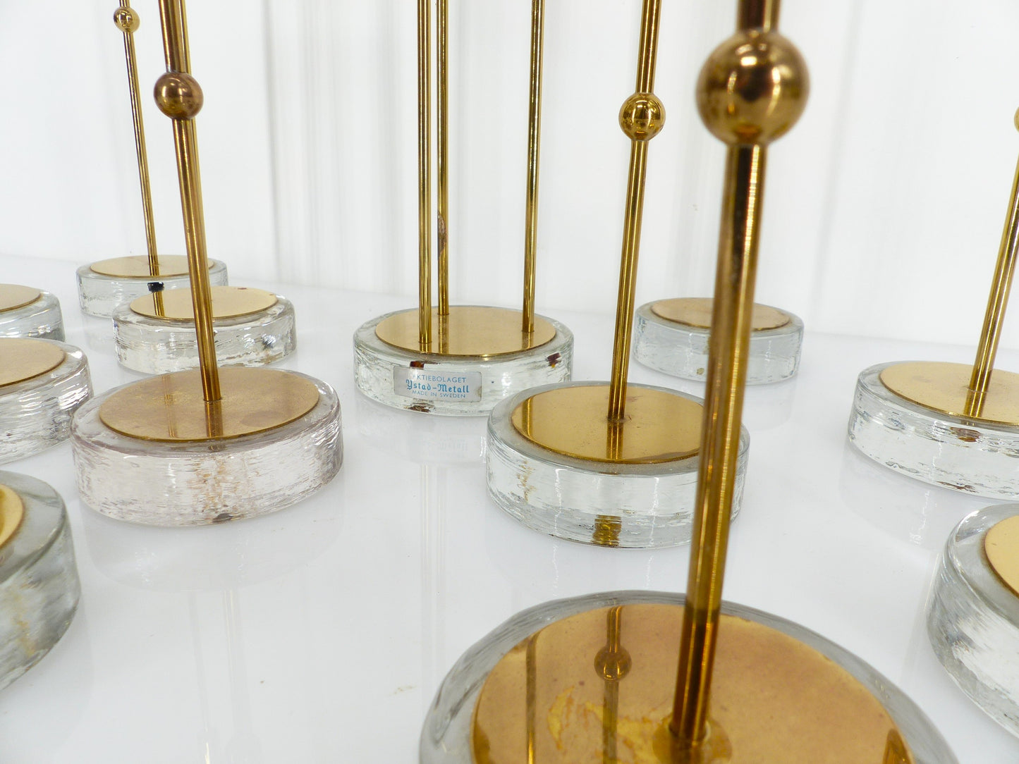 Set de 15 bougeoirs scandinaves en laiton et verre, Gunnar Ander, Ystad Metall, Suède 1960
