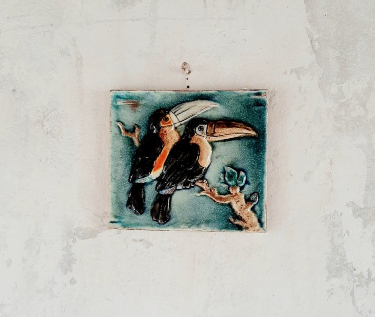 PLAQUE MURALE EN CÉRAMIQUE AUX TOUCANS - KARLSRUHER