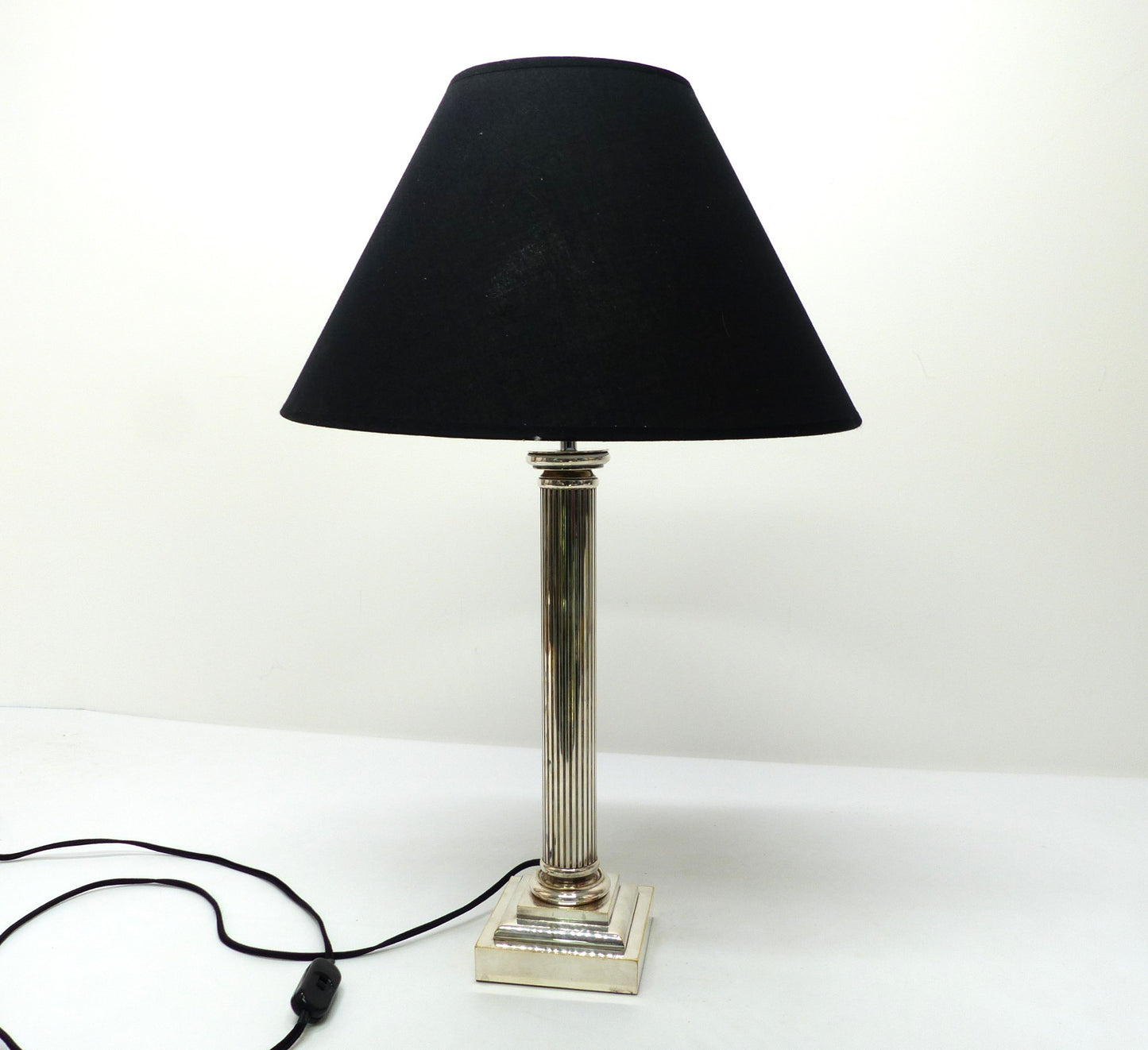 Lampe néoclassique colonne en métal argenté 1960