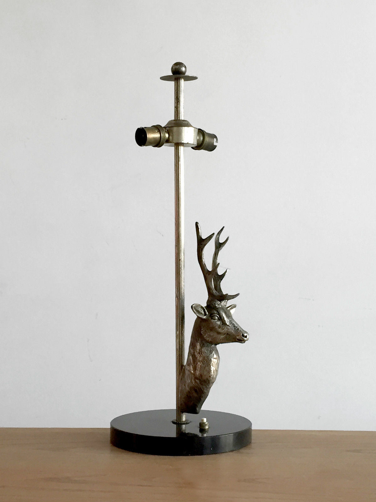 Lampe de table au trophée de cerf en bronze argenté