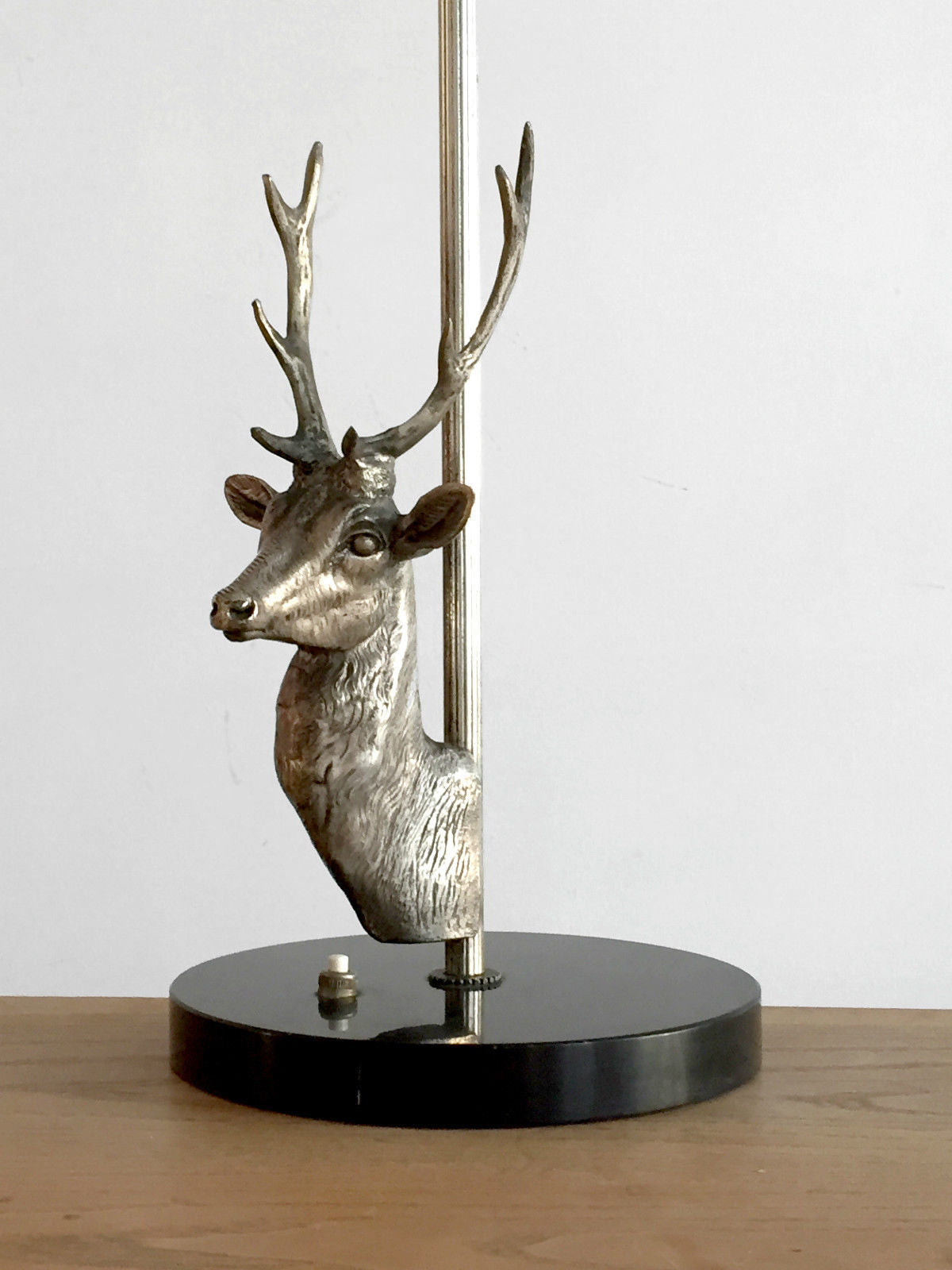 Lampe de table au trophée de cerf en bronze argenté