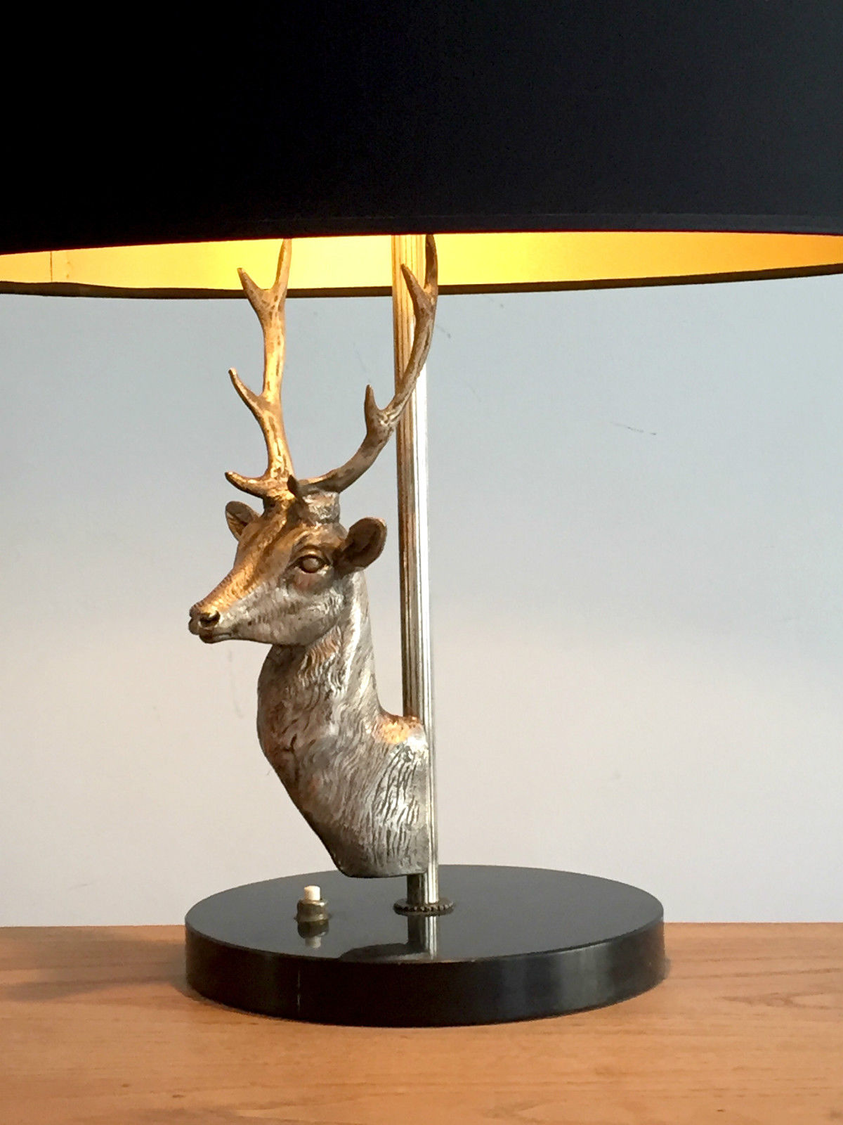 Lampe de table au trophée de cerf en bronze argenté