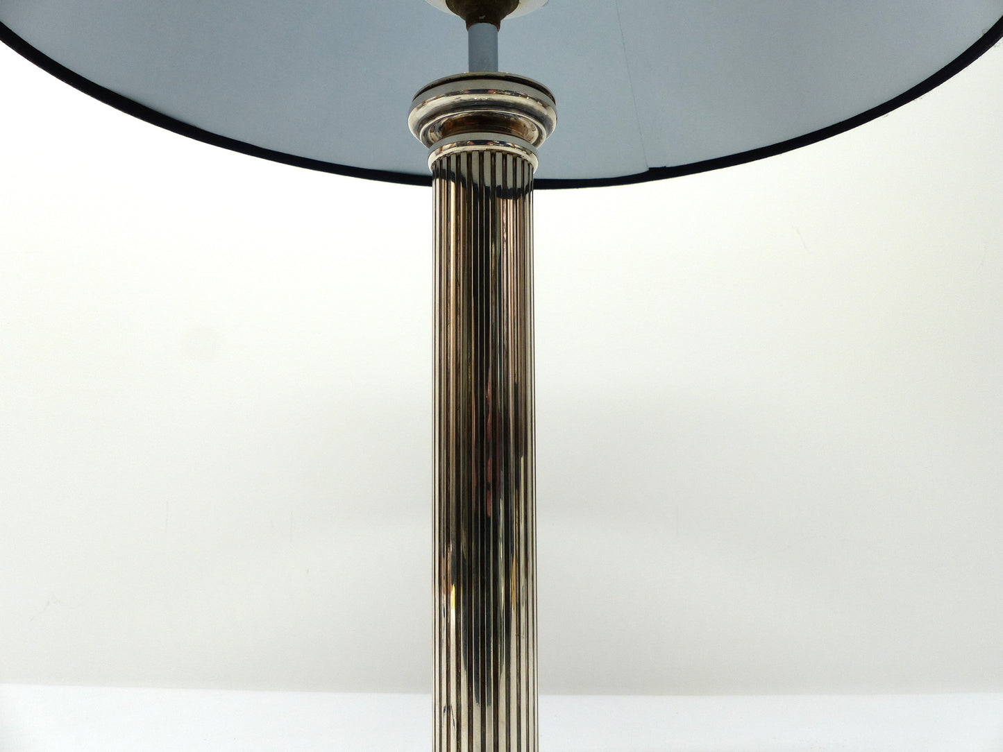 Lampe néoclassique colonne en métal argenté 1960