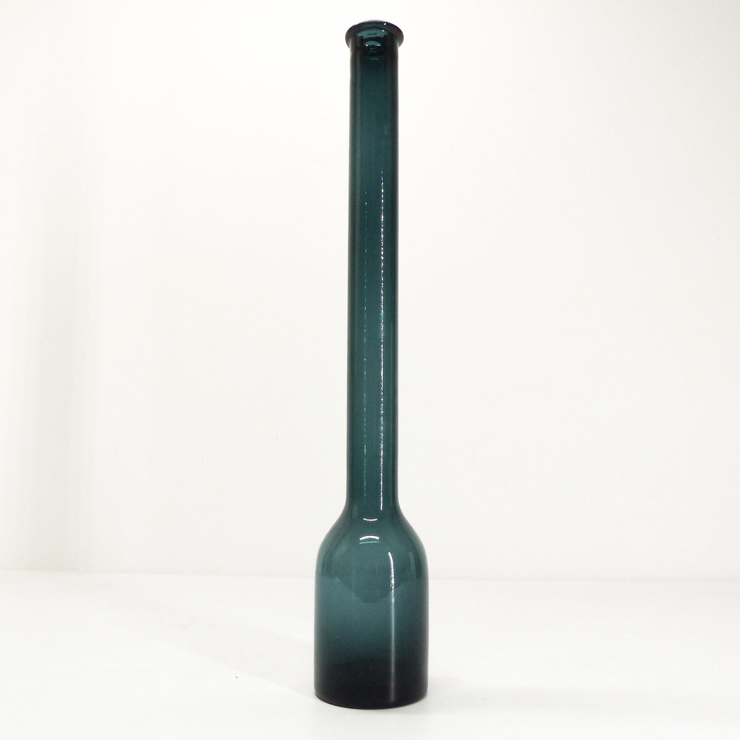 Vase bouteille en verre soufflé bleu 1960