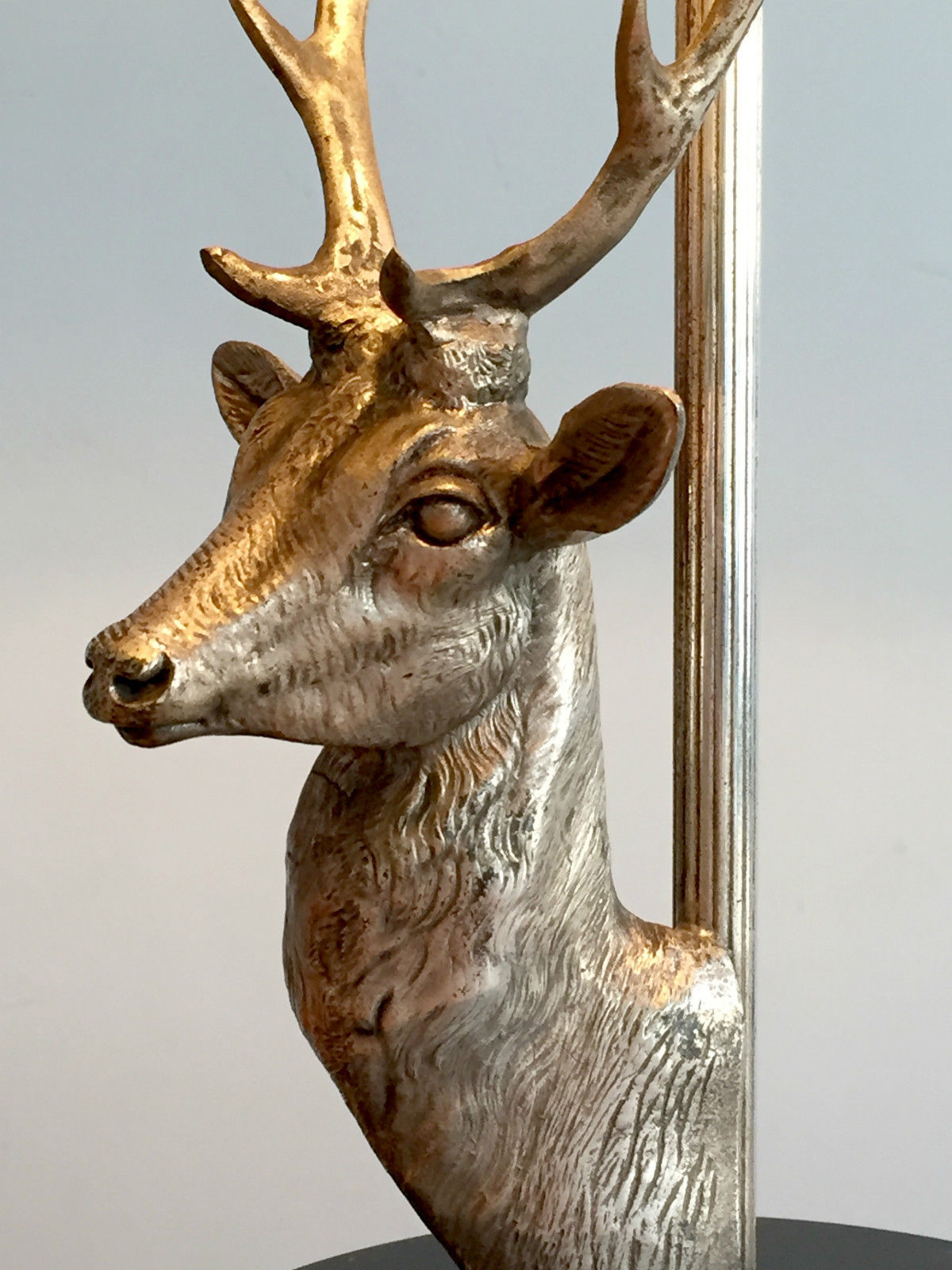 Lampe de table au trophée de cerf en bronze argenté