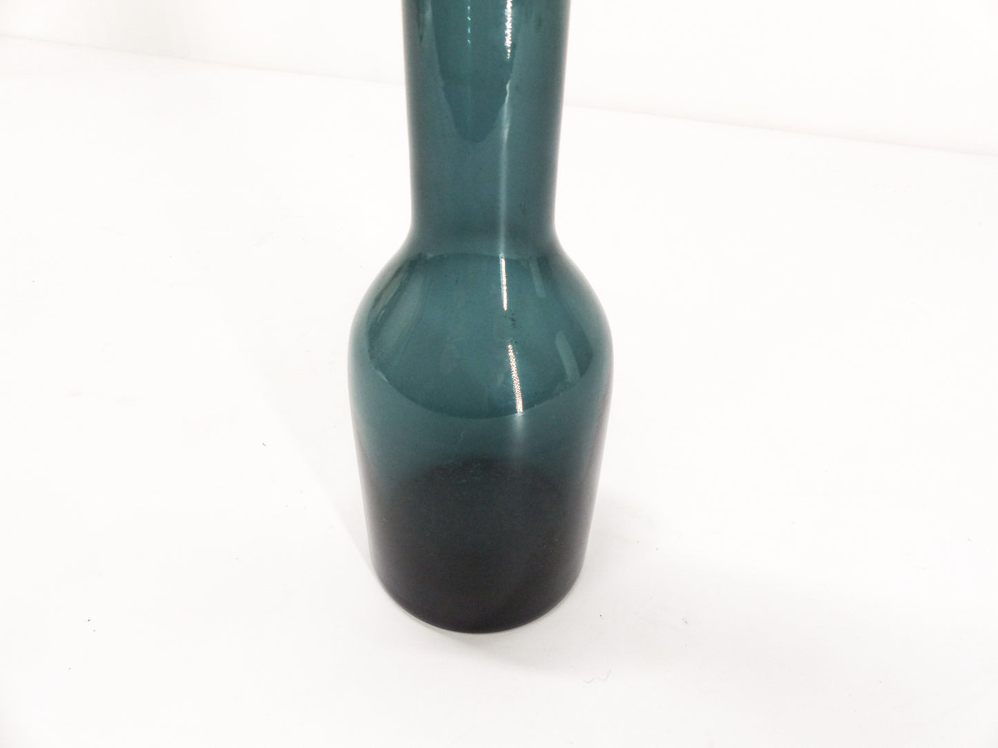 Vase bouteille en verre soufflé bleu 1960