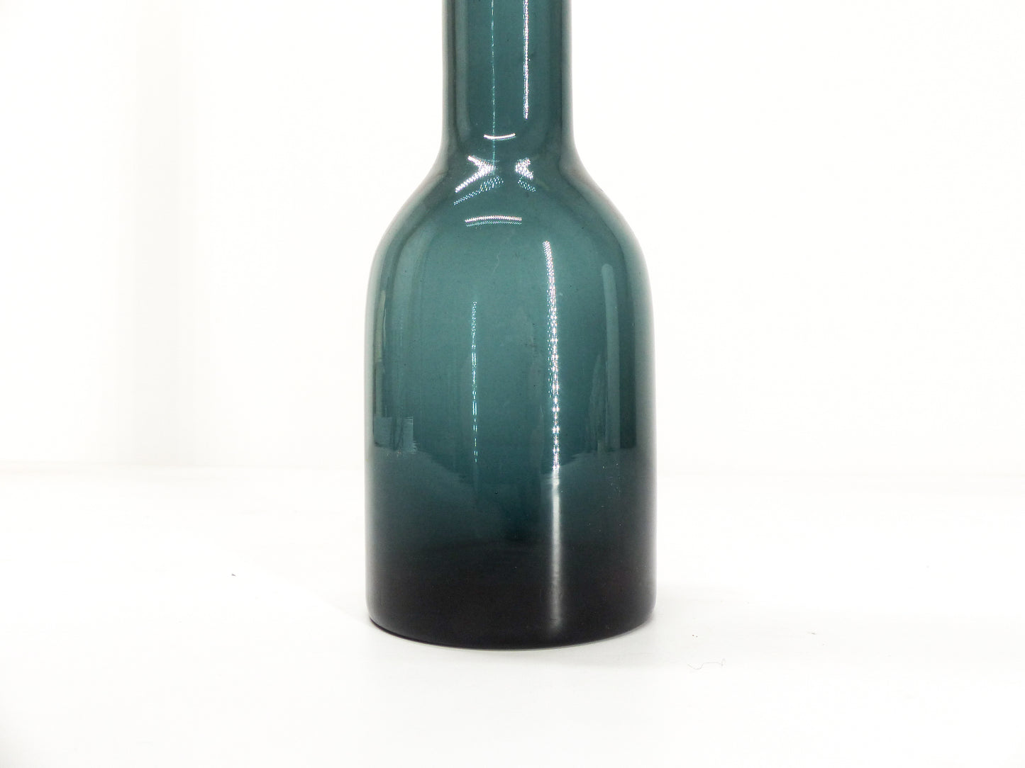 Vase bouteille en verre soufflé bleu 1960