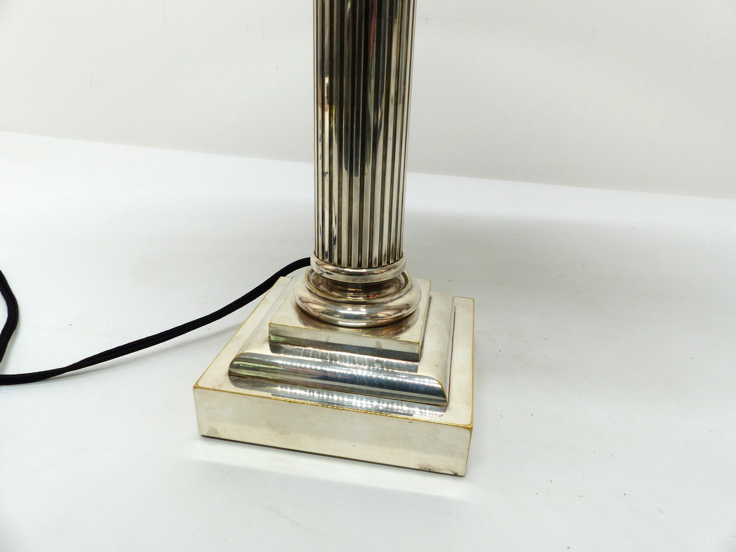 Lampe néoclassique colonne en métal argenté 1960