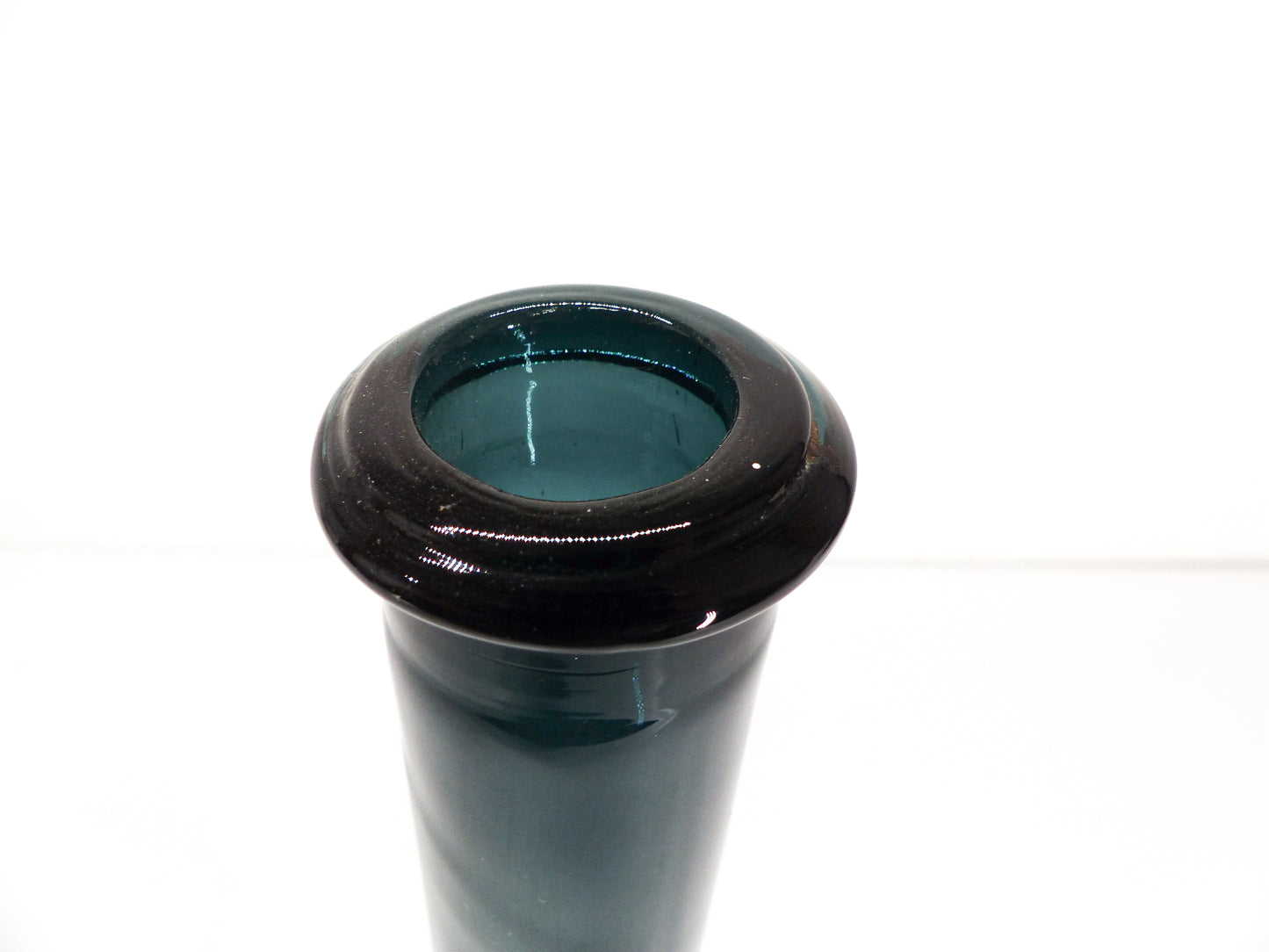 Vase bouteille en verre soufflé bleu 1960