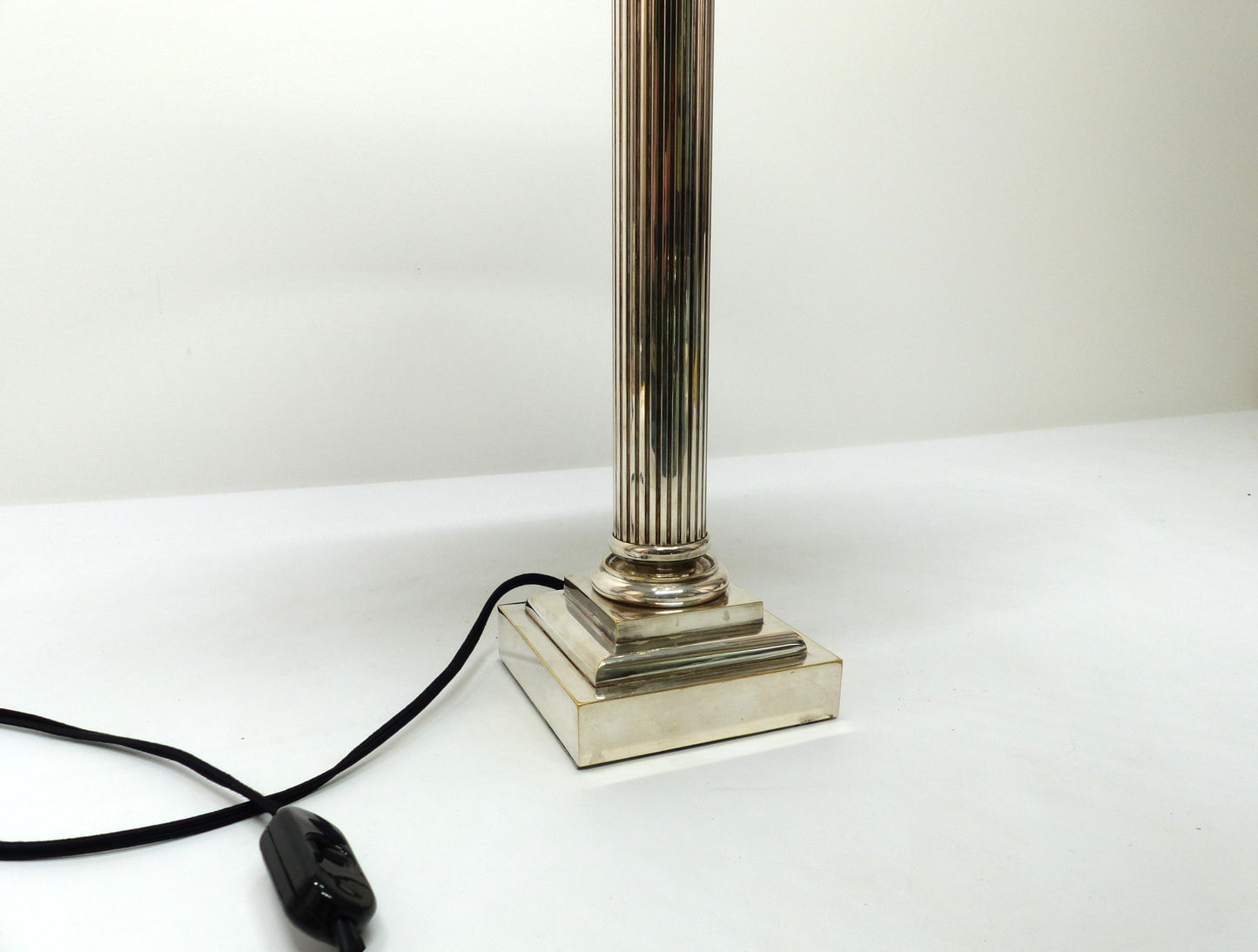 Lampe néoclassique colonne en métal argenté 1960