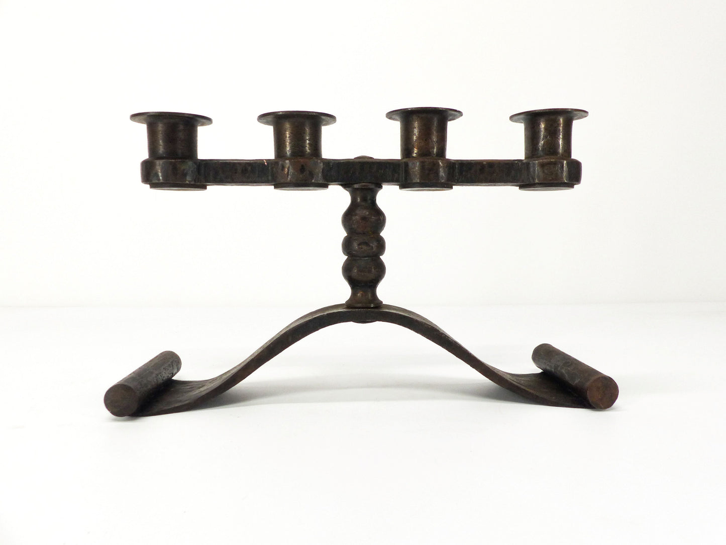 Chandelier en fer forgé à quatre feux par Charles Piguet, Suisse circa 1930 / Four-light wrought iron candleholder by Charles Piguet, Switzerland circa 1930