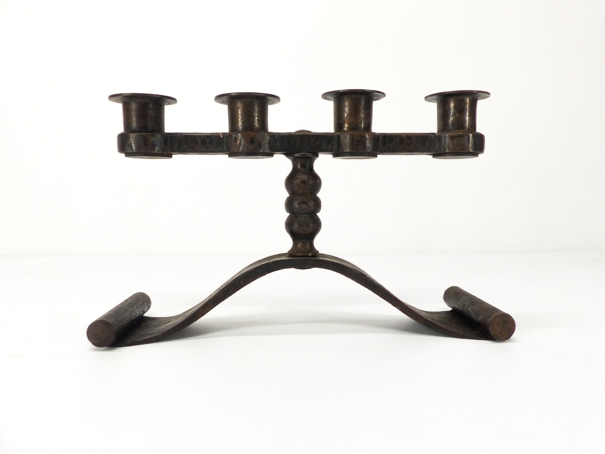 Chandelier en fer forgé à quatre feux par Charles Piguet, Suisse circa 1930 / Four-light wrought iron candleholder by Charles Piguet, Switzerland circa 1930