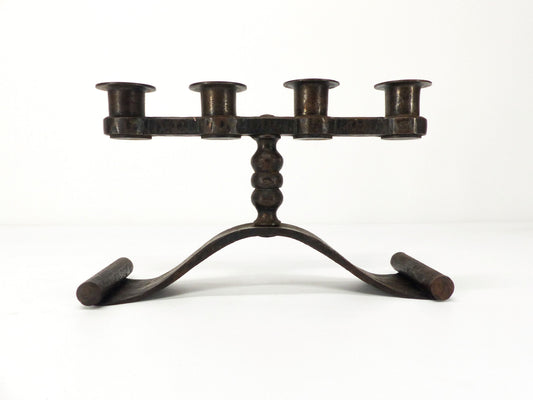 Chandelier en fer forgé à quatre feux par Charles Piguet, Suisse circa 1930 / Four-light wrought iron candleholder by Charles Piguet, Switzerland circa 1930