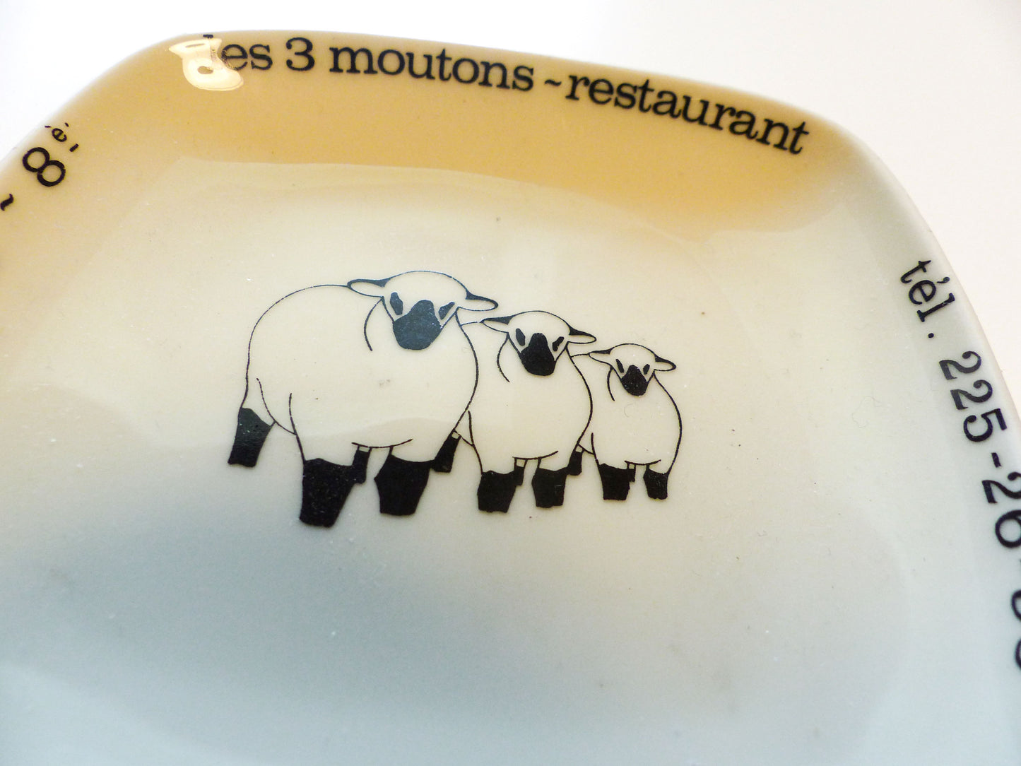 Cendrier vintage en porcelaine de Limoges Restaurant les 3 moutons Paris 1970