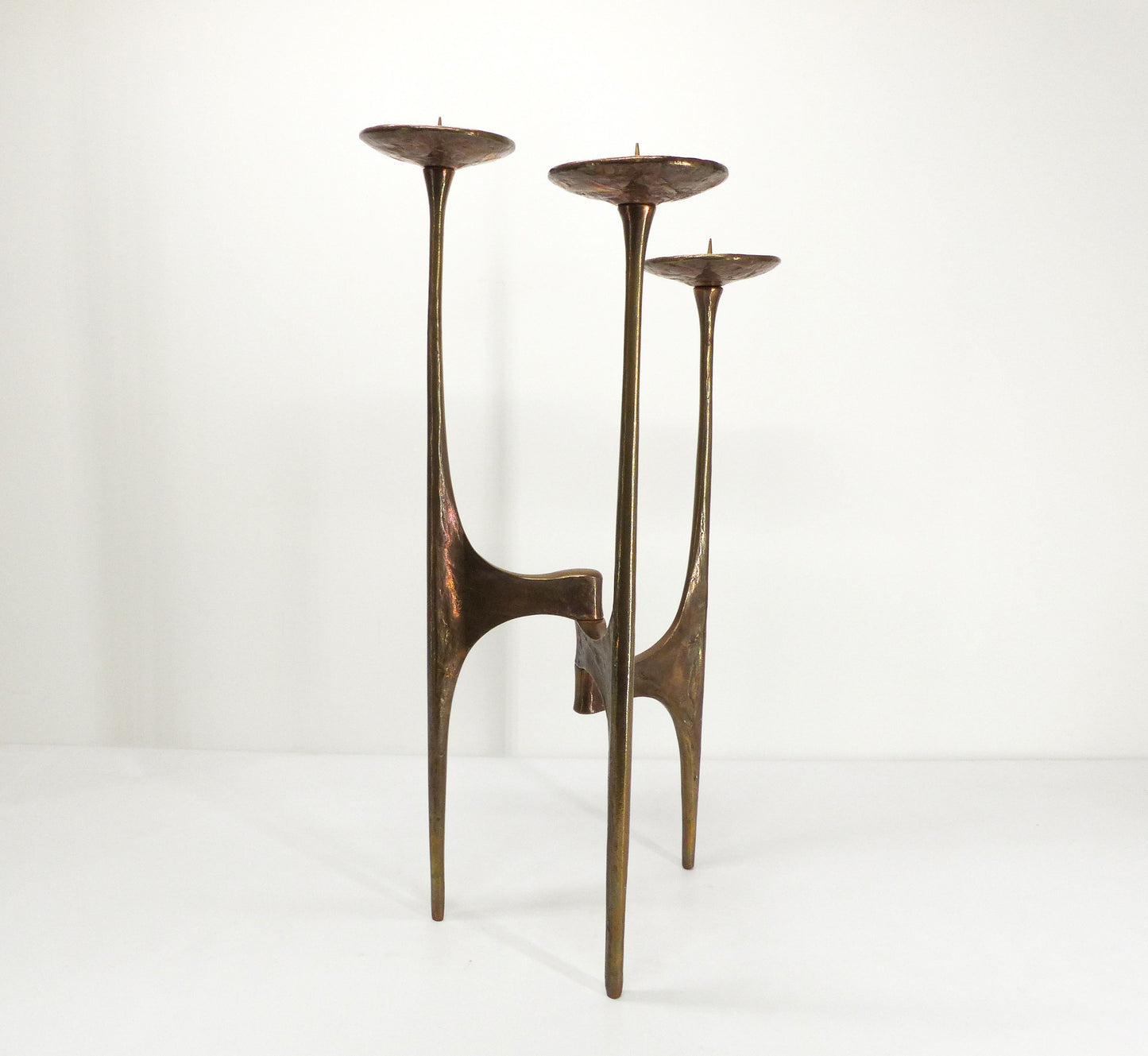 Grand bougeoir tripode brutaliste en bronze Michael Harjes 1960