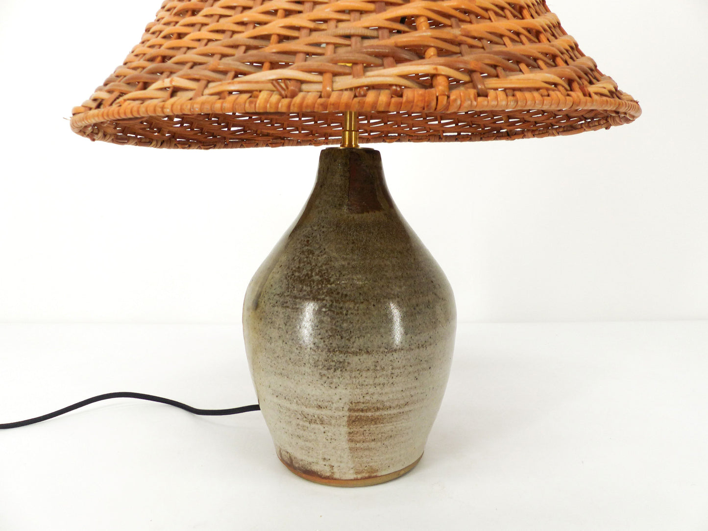 Enamelled stoneware lamp with rattan shade