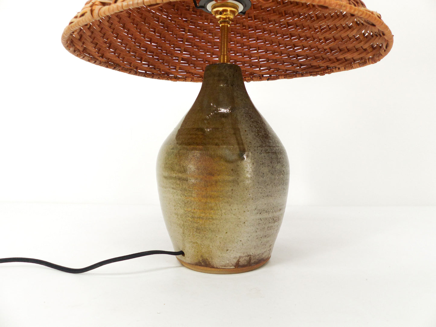 Enamelled stoneware lamp with rattan shade