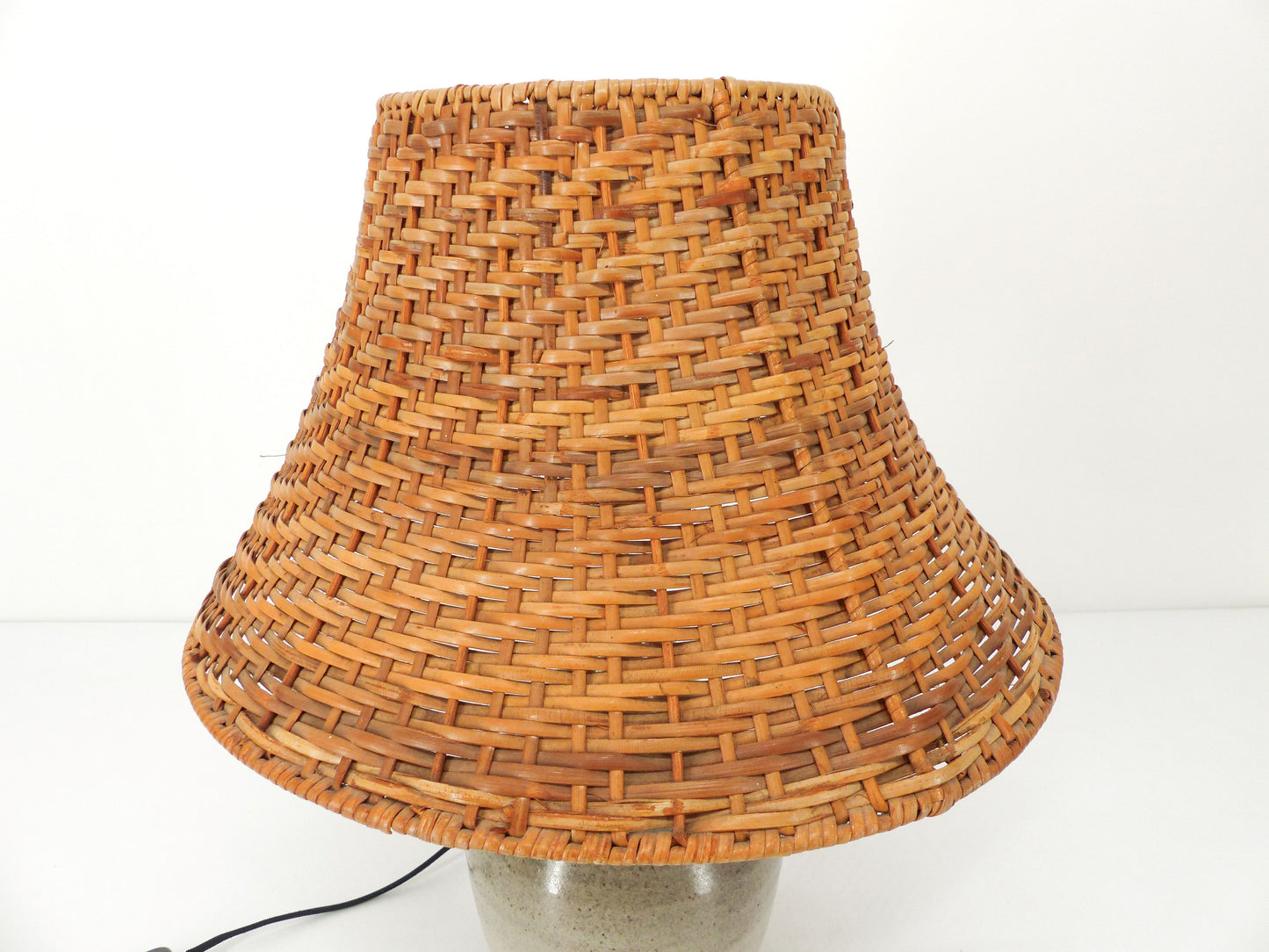 Enamelled stoneware lamp with rattan shade